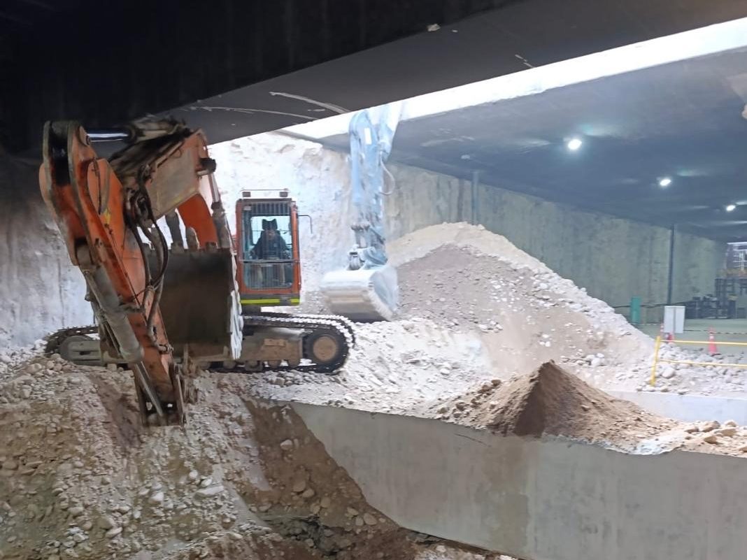 Excavación profunda bajo estructura ejecutada por MC MECARSAC