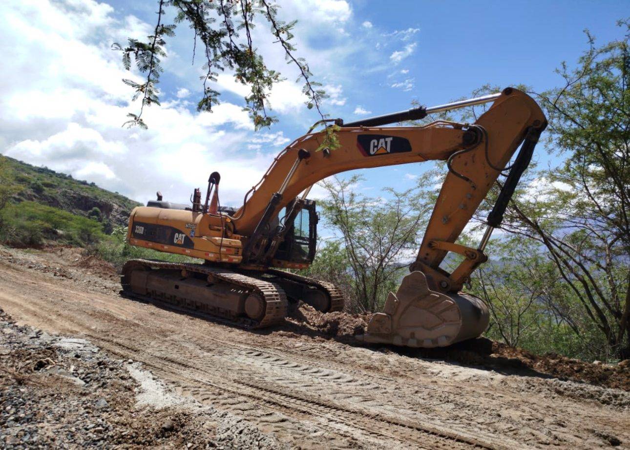 Excavadora Caterpillar de MC MECARSAC en frente de trabajo