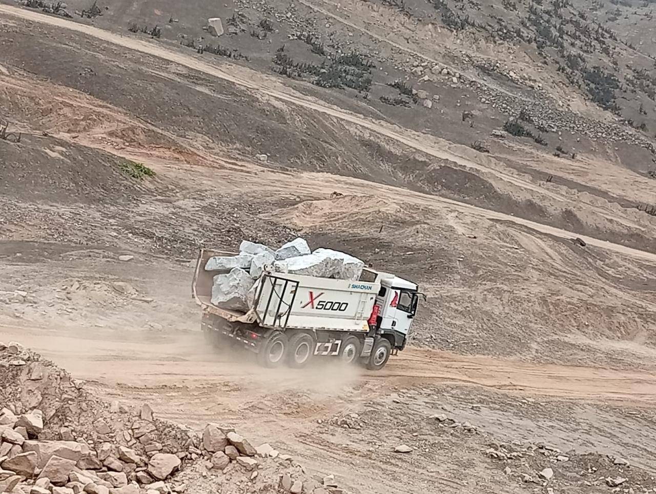 Volquete de MC MECARSAC transportando roca en la obra del Puerto de Chancay