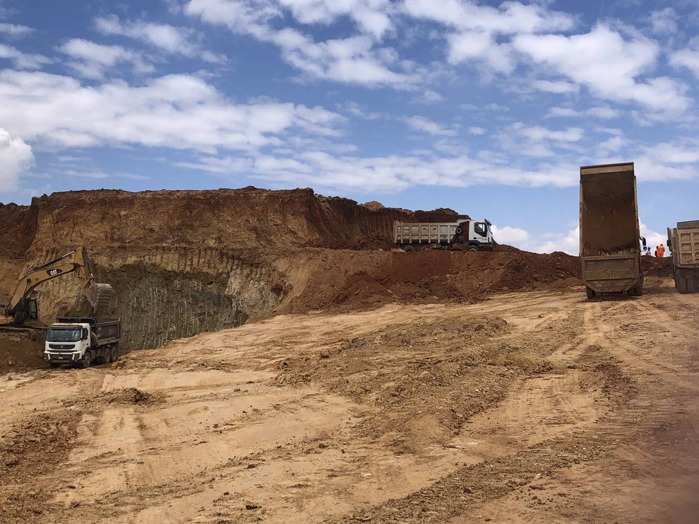 Excavadora y volquetes de MC MECARSAC en movimiento de tierras, Aeropuerto de Chinchero