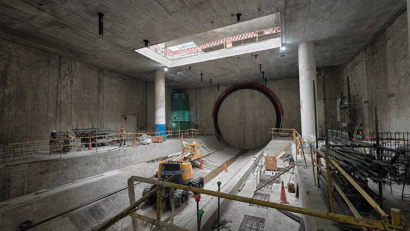 Caverna de estación de la Línea 2 del Metro de Lima con manlift de MC MECARSAC frente al anillo de entrada del túnel