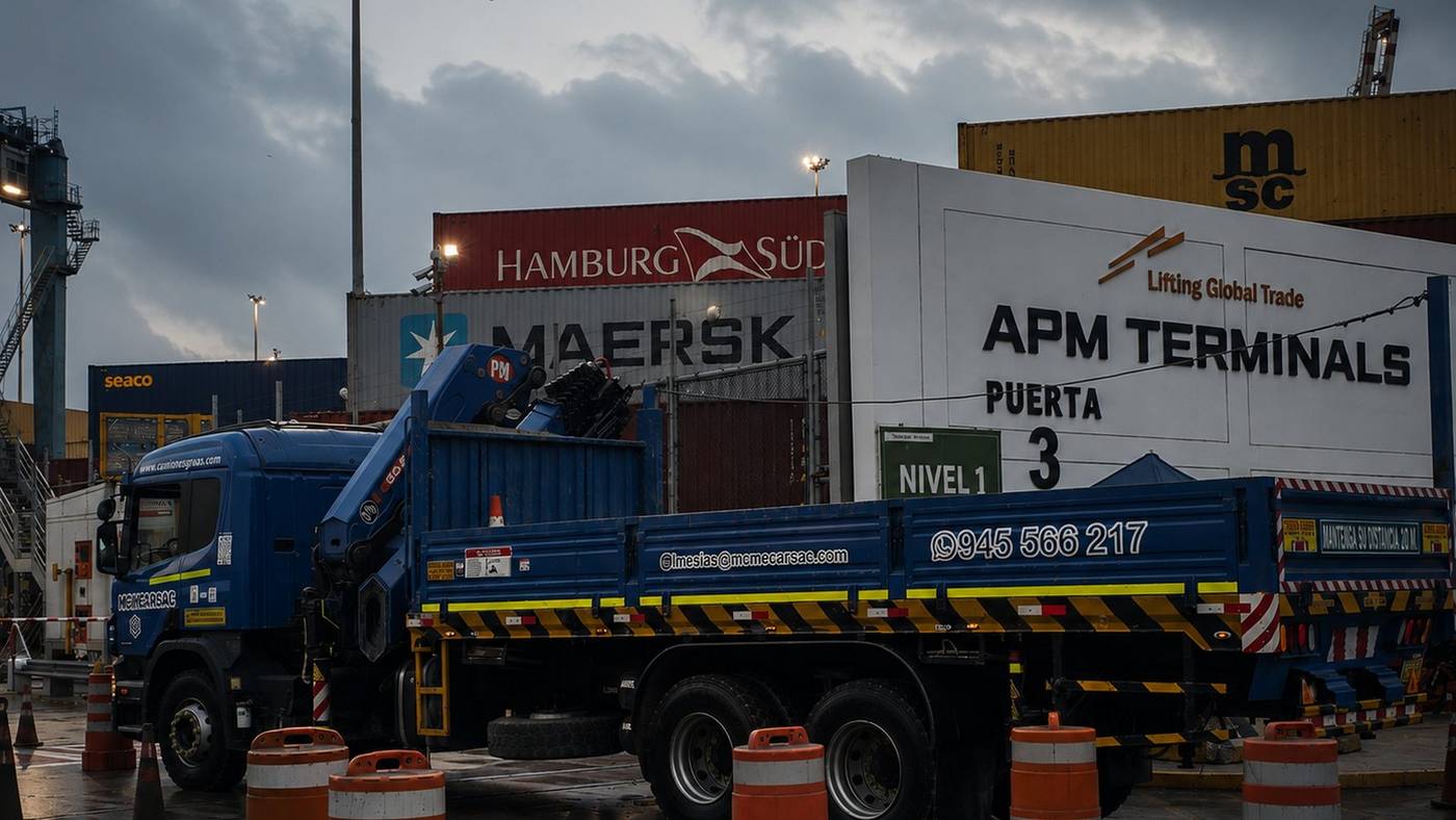 Camión grúa de MC MECARSAC en la puerta 3 de APM Terminals, ampliación del Muelle Norte