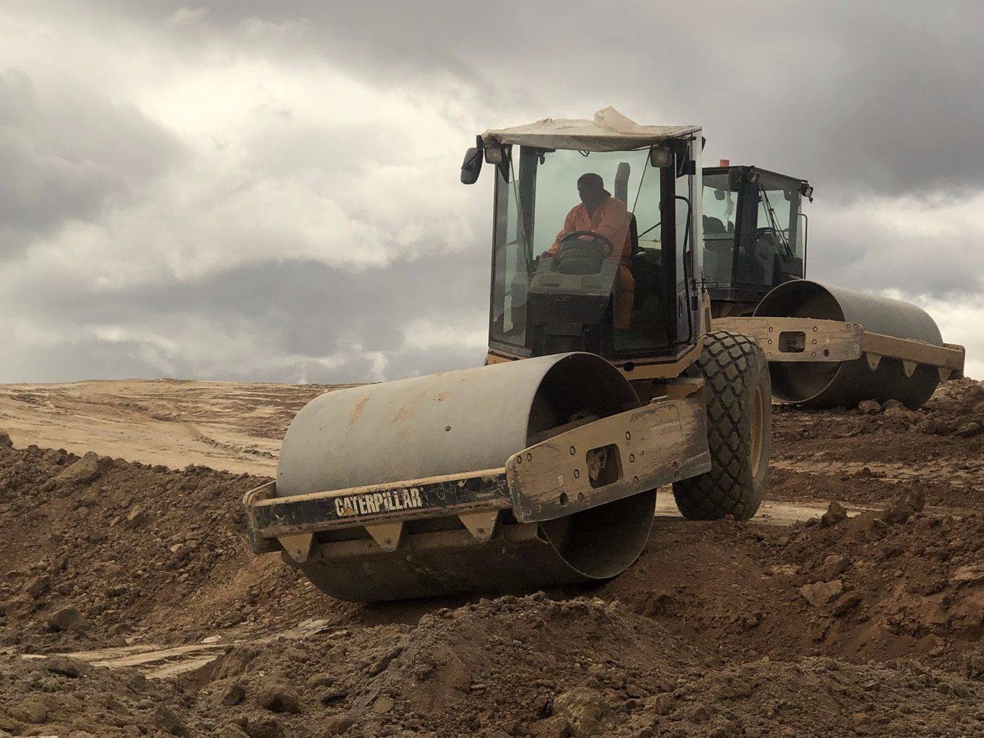 Rodillo compactador Caterpillar de MC MECARSAC compactando terraplén