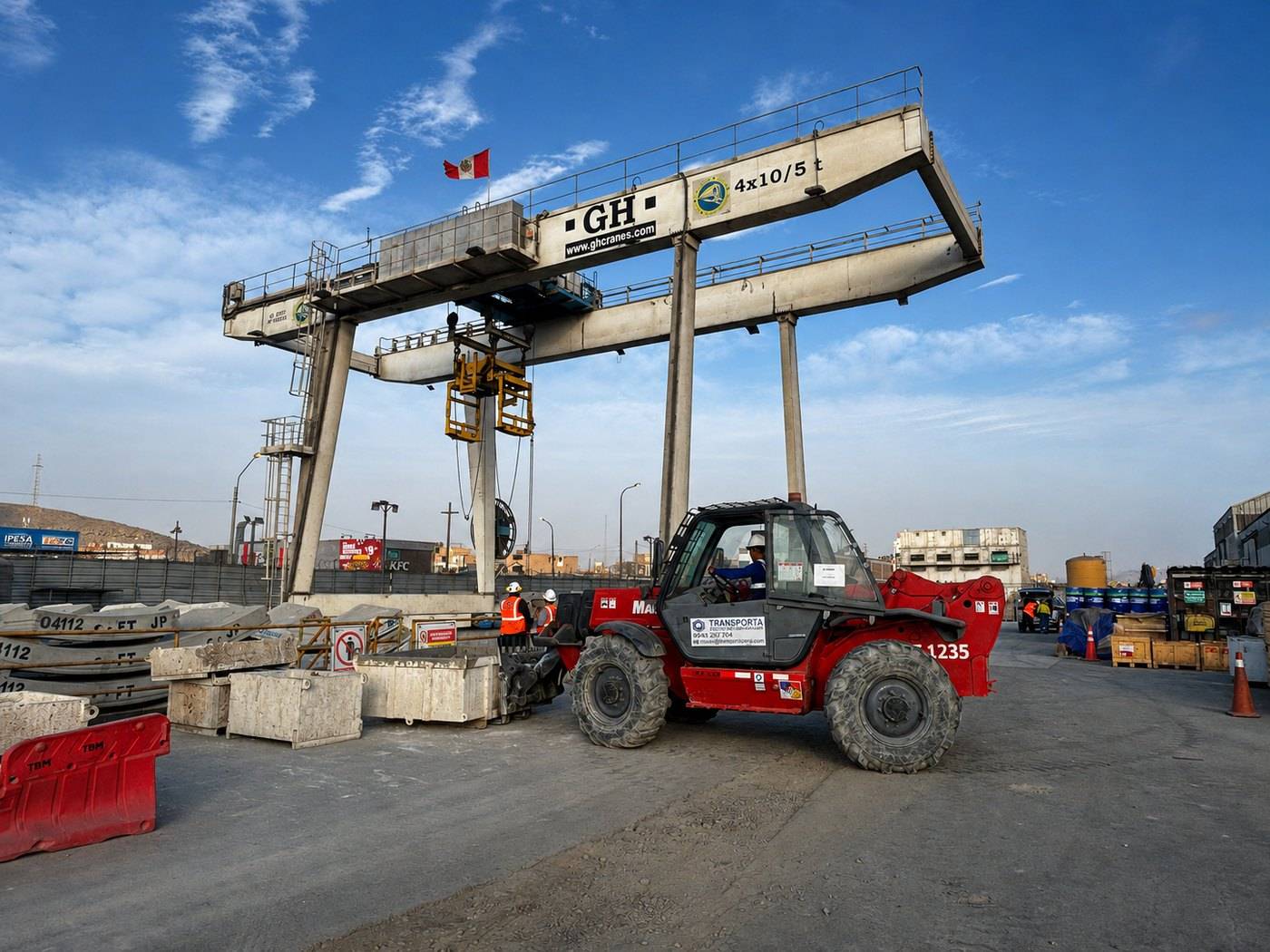Telehandler de MC MECARSAC con brazo extendido en obra