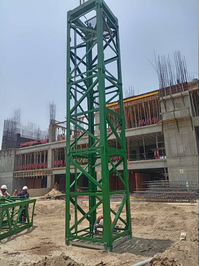 Torre grúa de MC MECARSAC en obra de edificación